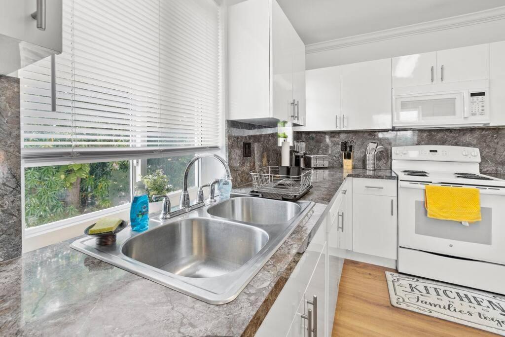 Comfy & Updated Apartment Centrally Located Minutes Away From Everything! Miami Exterior photo