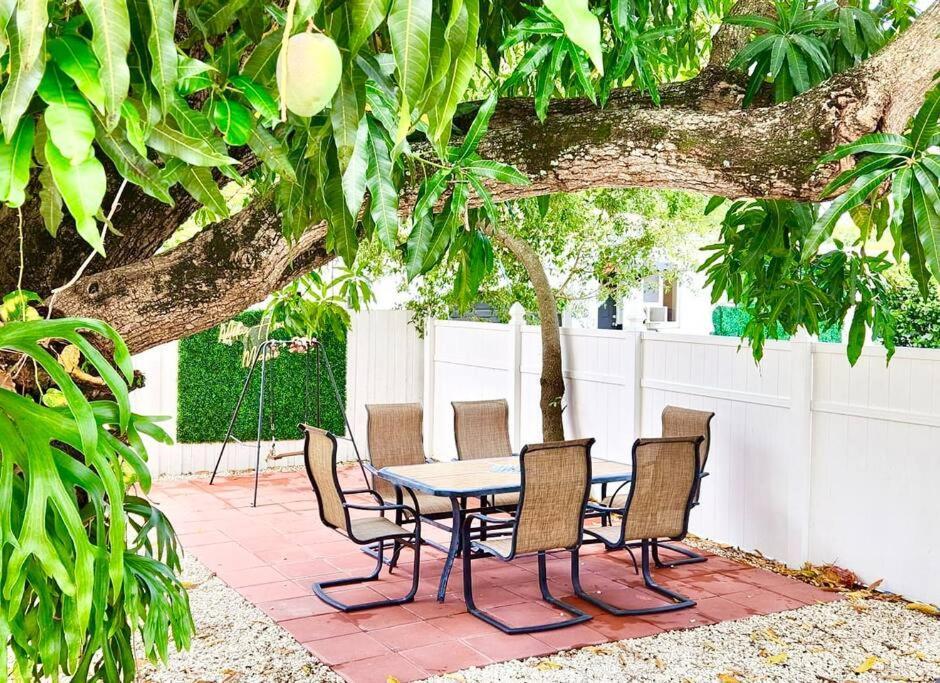 Comfy & Updated Apartment Centrally Located Minutes Away From Everything! Miami Exterior photo